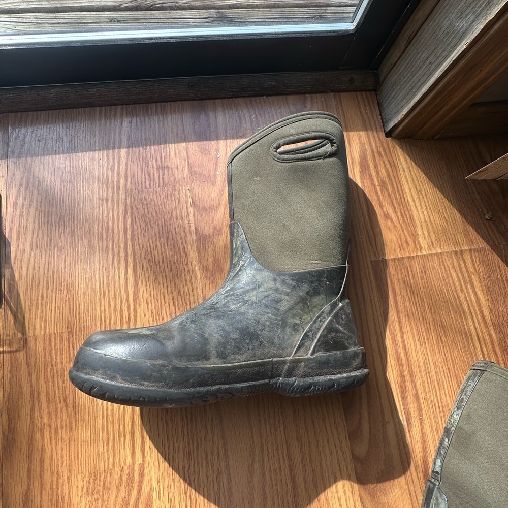 Bogs Kids' Black and Olive Rain Boots - Picture 7 of 11